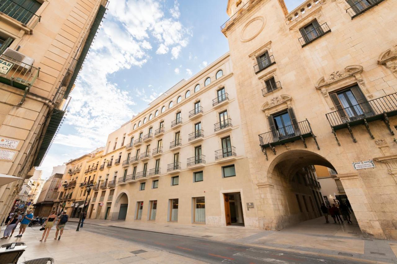 Eurostars Portico لقنت المظهر الخارجي الصورة The Palau de la Generalitat, seat of the Government of the Balearic Islands.