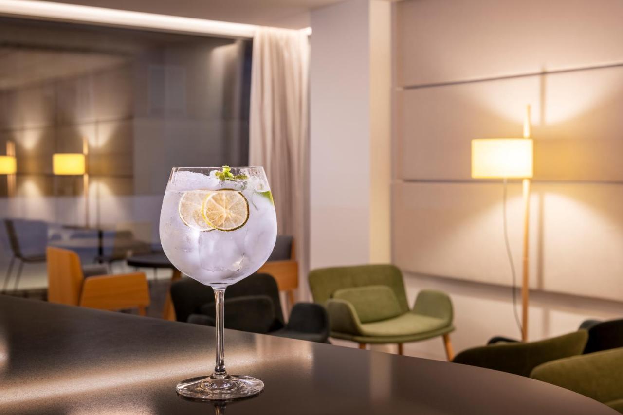 Eurostars Portico لقنت المظهر الخارجي الصورة A glass of G'Vine Floraison with tonic water